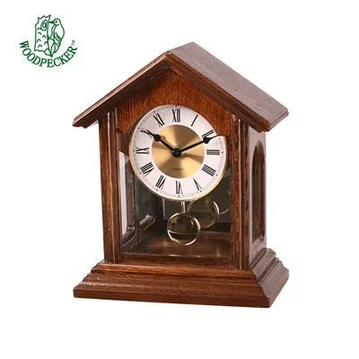 Relógio de mesa de madeira da fazenda